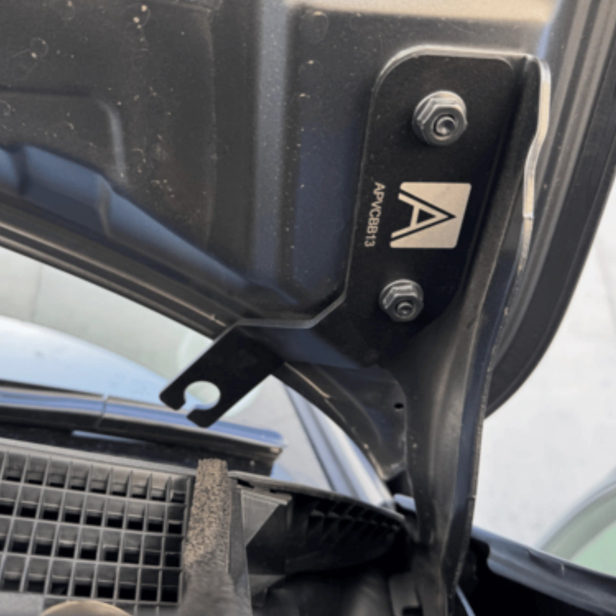 Aerpro APVCBB13 Bonnet Mount UHF Antenna Bracket Nissan Patrol Y62