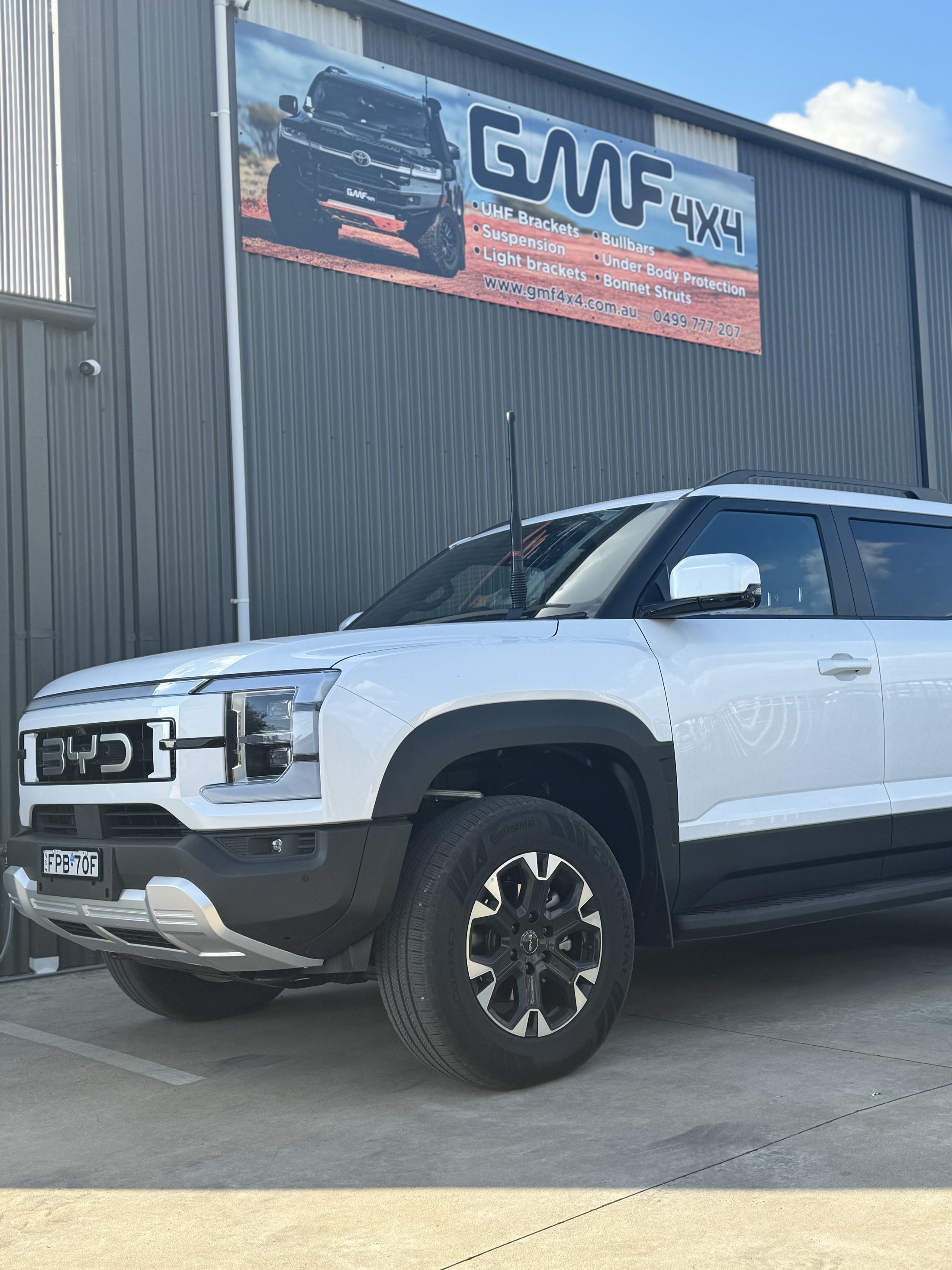 GMF4x4 BB-237D BYD Shark Bonnet Hinge UHF Antenna Bracket - Driver Side