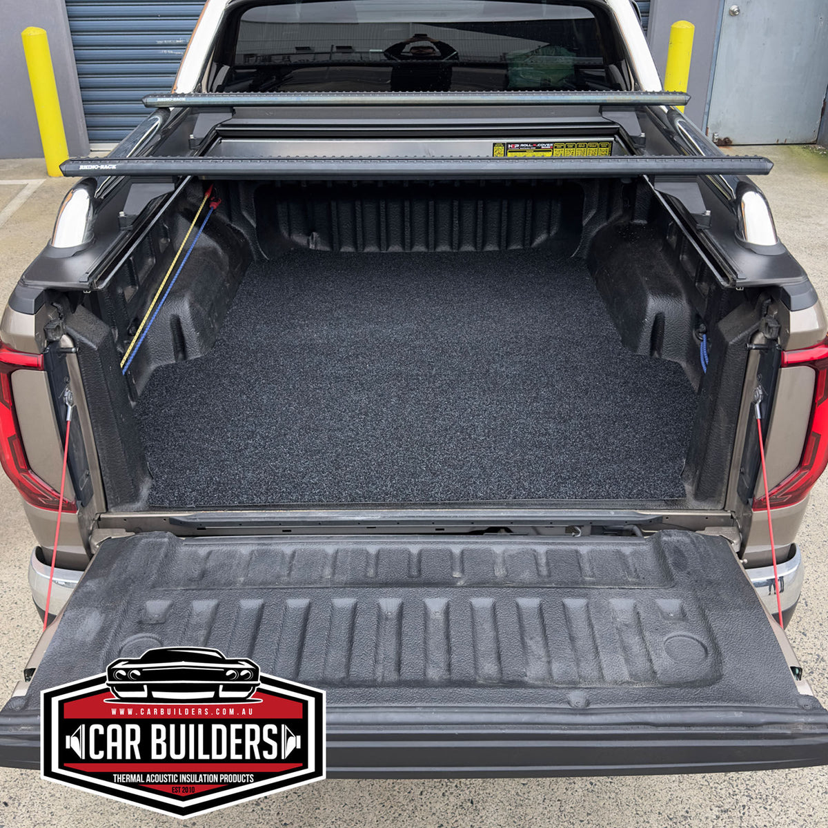Amarok cargo mat seen from behind with the tailgate down